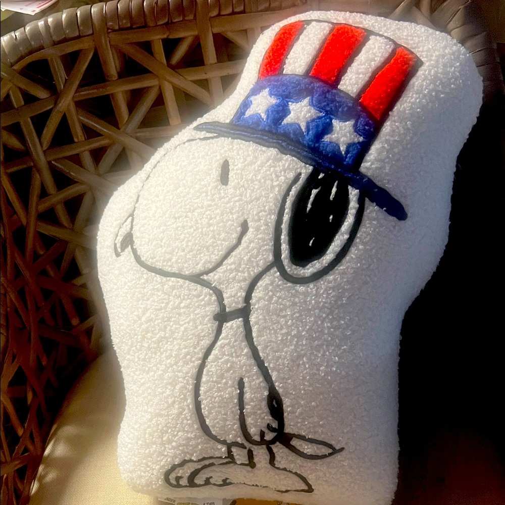 New Peanuts  Snoopy Sherpa Pillow NWT